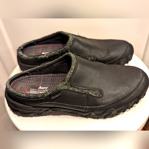 Sleek Skechers Outdoor Lifestyle Slip-Ons: Women's Size 9.5 - Picture 1 of 5